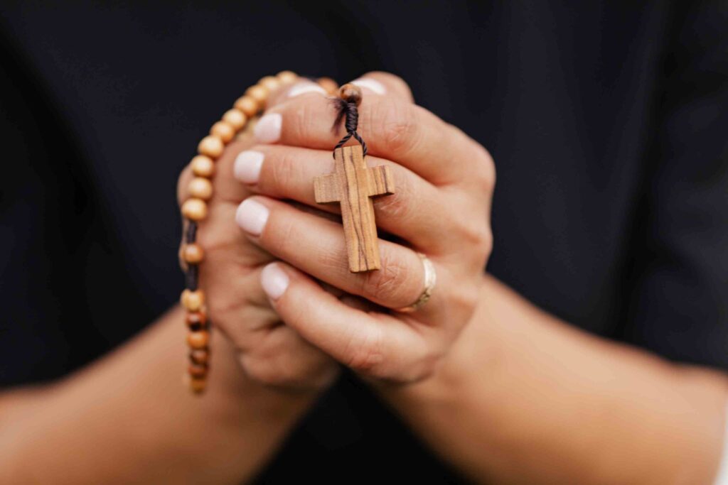 cómo rezar el santo rosario
