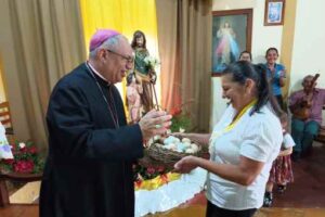Mons. Helizandro Terán celebra confirmaciones en la Comunidad de Mariño en Tovar