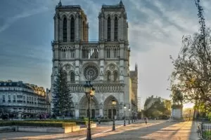 Notre Dame renacerá de sus cenizas en 2024, promete Macron